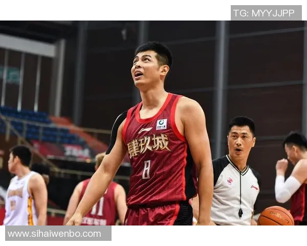 方硕的篮球之路：从青涩新秀到球队核心的成长历程与心路历程