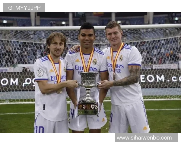 卡塞米罗的传奇之路：从巴西足球新星到欧洲顶级中场的蜕变与辉煌